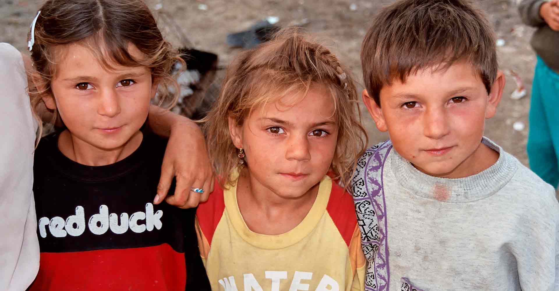 3 Roma children in nomadic camps